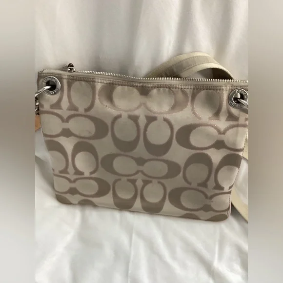 Elegant Crossbody Bag with Pink Accents - Picture 5 of 5